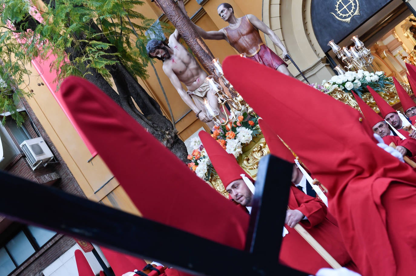 Procesión de la Cofradía del Santísimo Cristo de la Caridad en Murcia, en imágenes