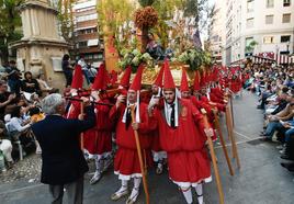 Procesión de la Cofradía del Santísimo Cristo de la Caridad en Murcia, en imágenes