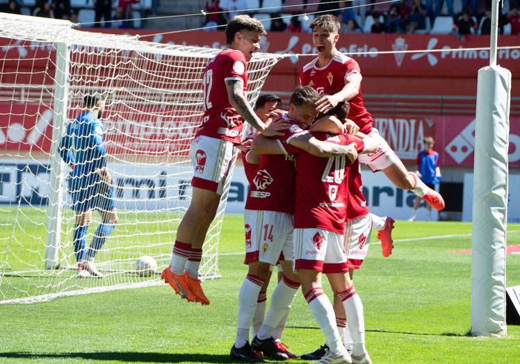 Los jugadores del Real Murcia celebrando un gol.