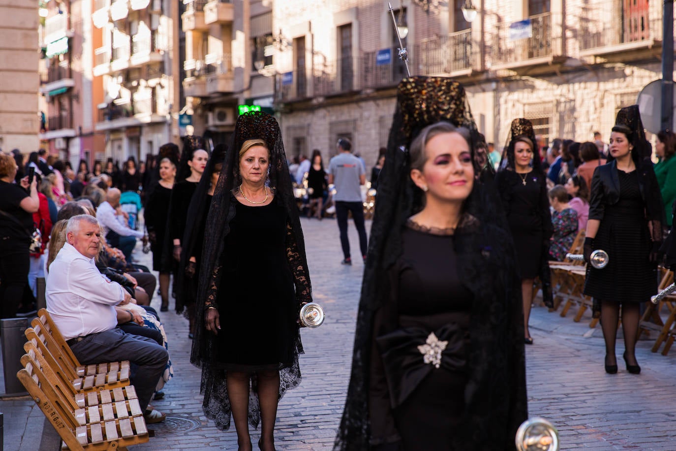 Las mantillas abren paso a la Semana Santa oriolana