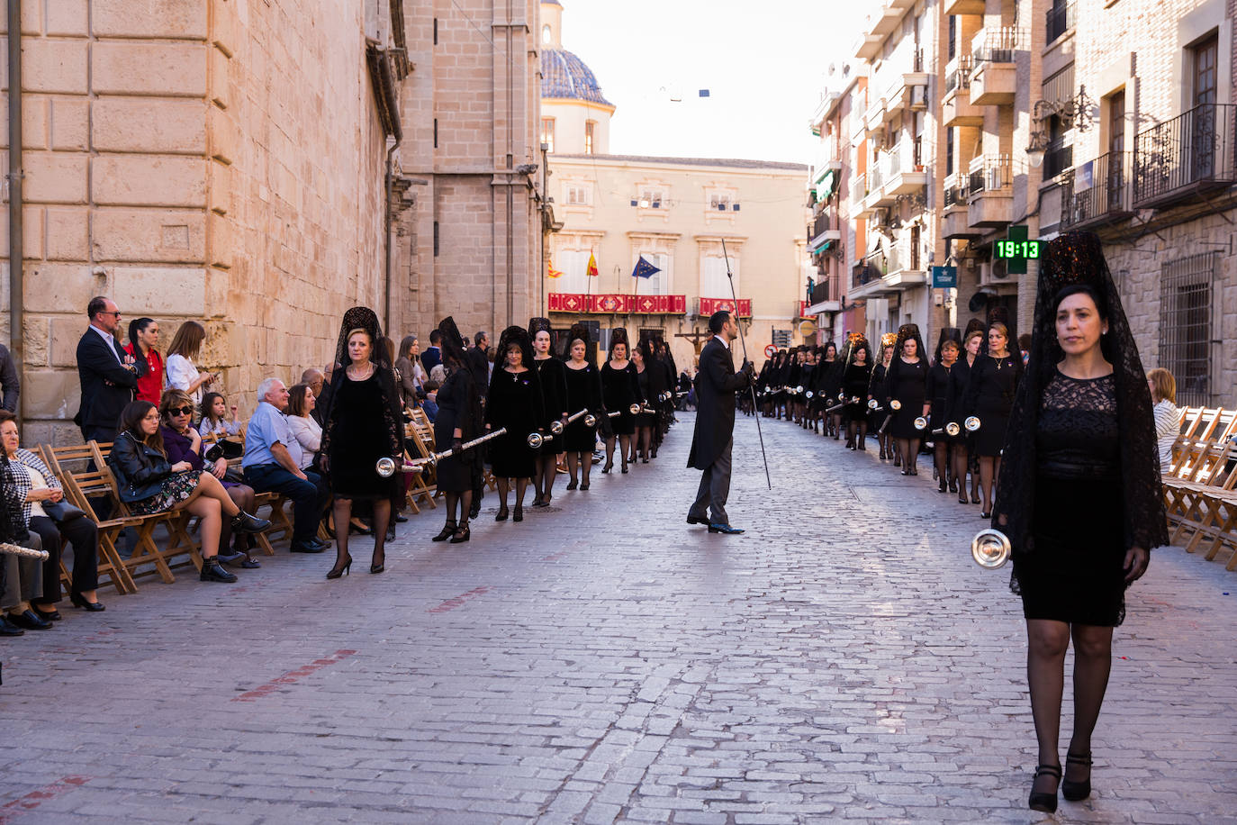 Las mantillas abren paso a la Semana Santa oriolana