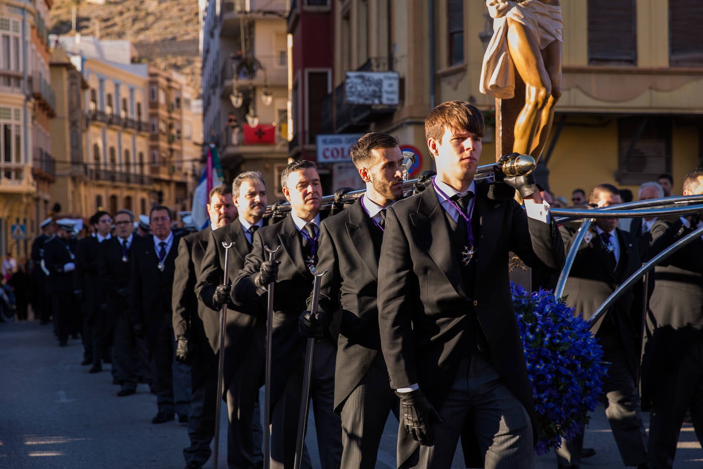 Las mantillas abren paso a la Semana Santa oriolana
