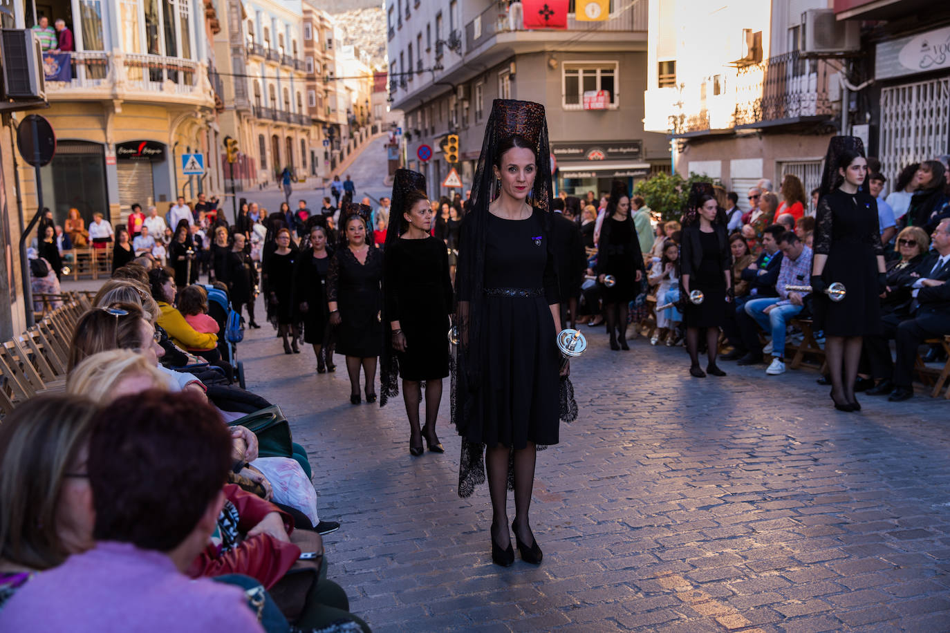 Las mantillas abren paso a la Semana Santa oriolana