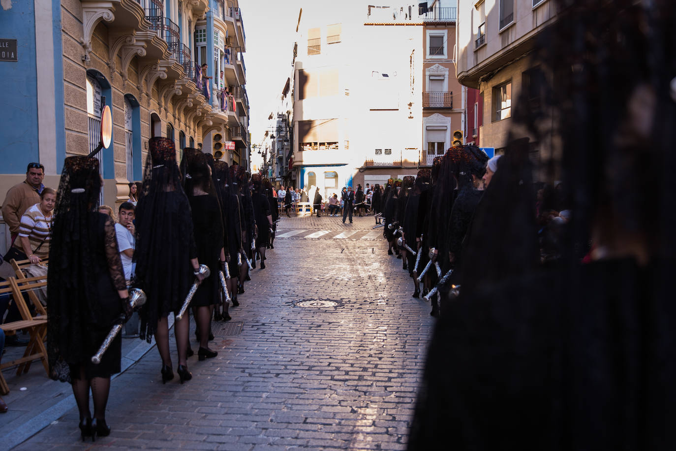 Las mantillas abren paso a la Semana Santa oriolana