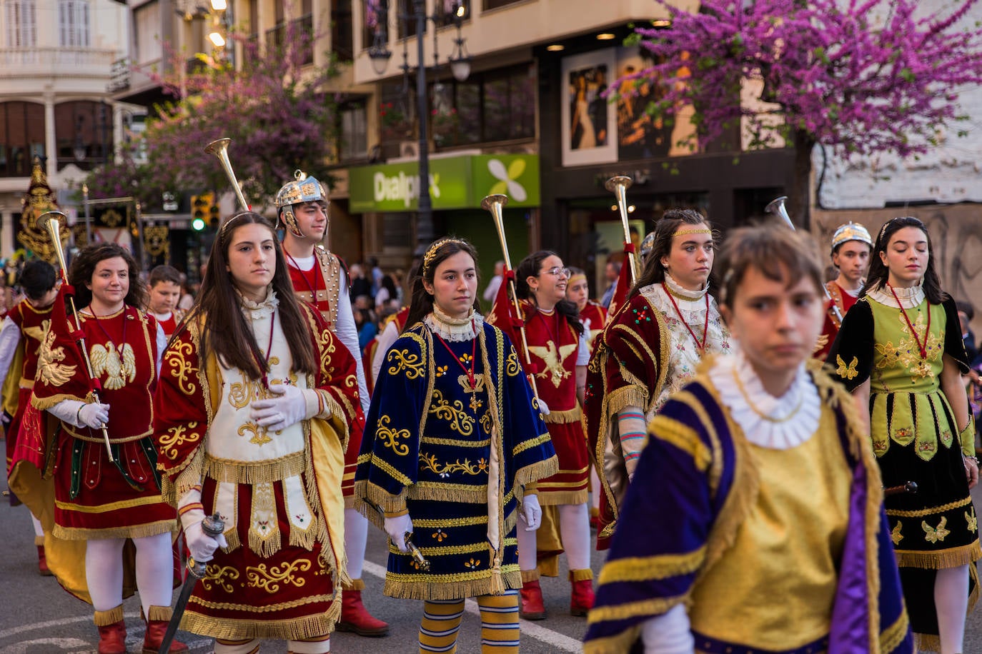 Las mantillas abren paso a la Semana Santa oriolana