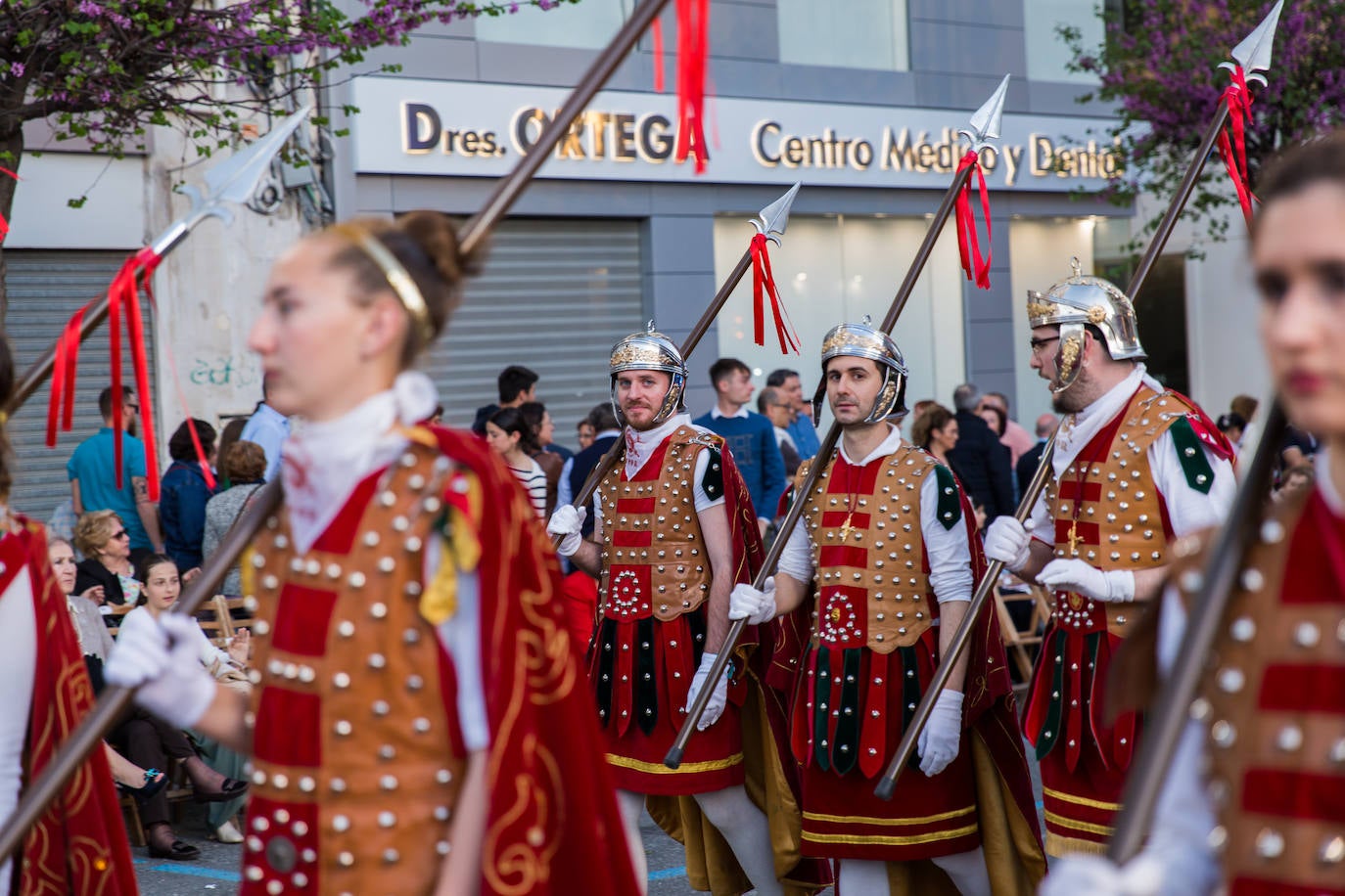 Las mantillas abren paso a la Semana Santa oriolana