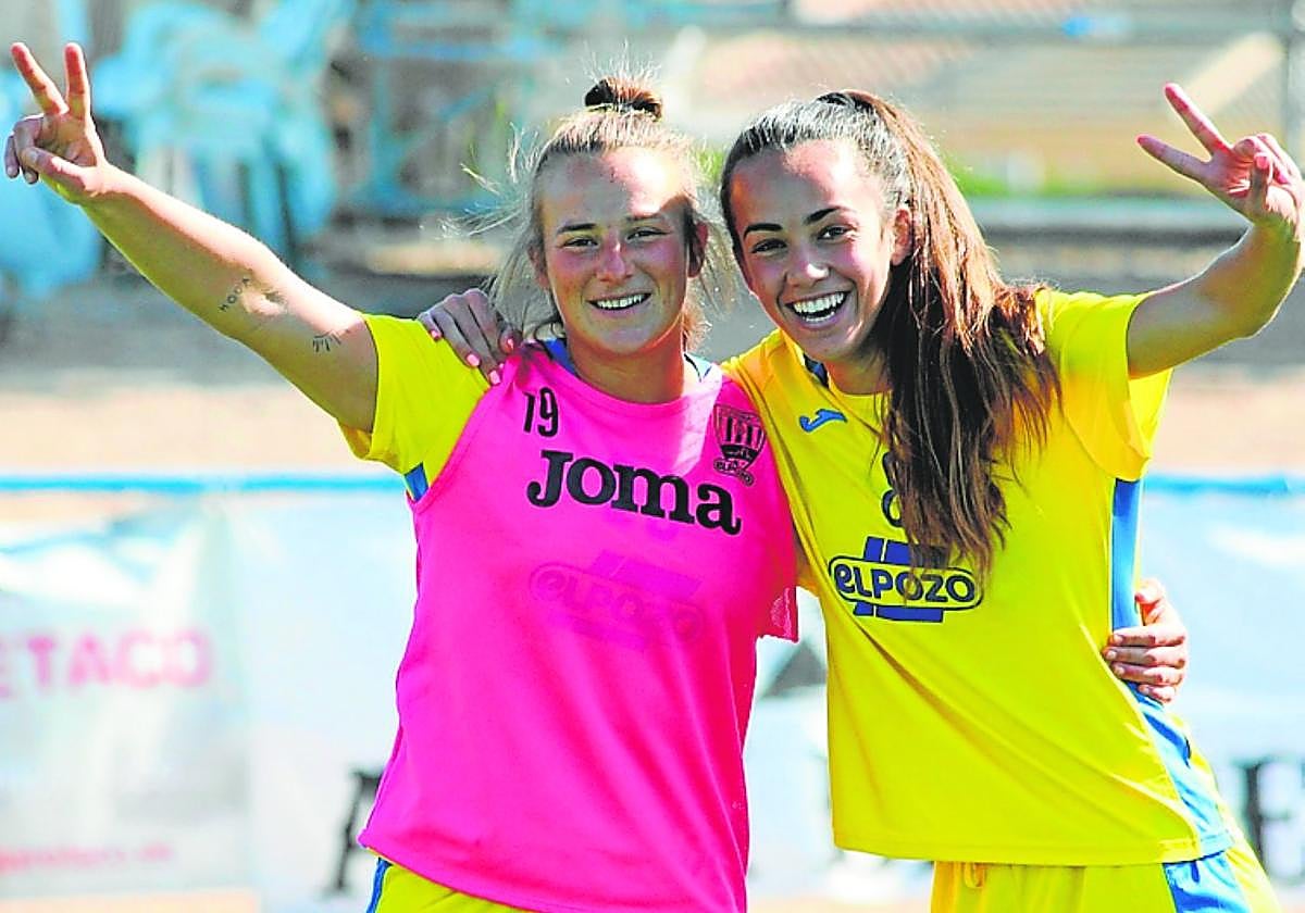 Raquel Pinel y Daniela Arques, jugadoras del Alhama, tras un entrenamiento de esta semana en el Guadalentín.