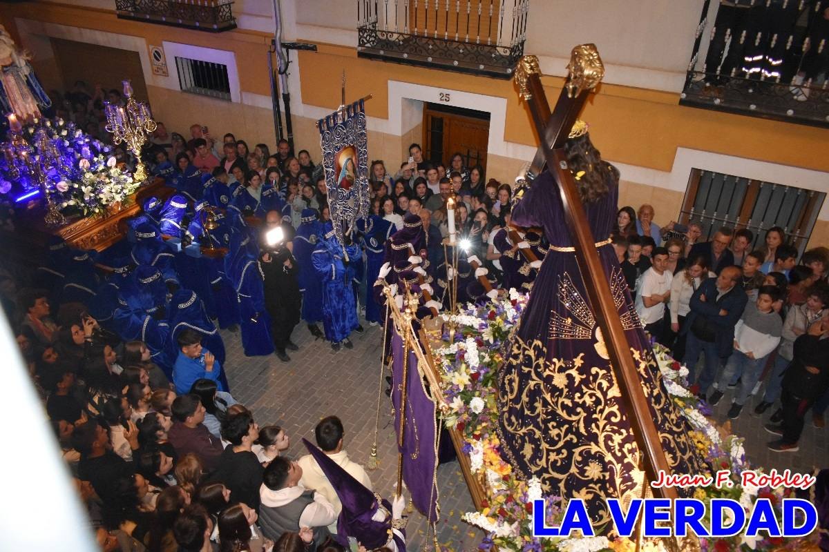 La procesión de la Virgen de los Dolores llena de recogimiento el casco antiguo de Caravaca