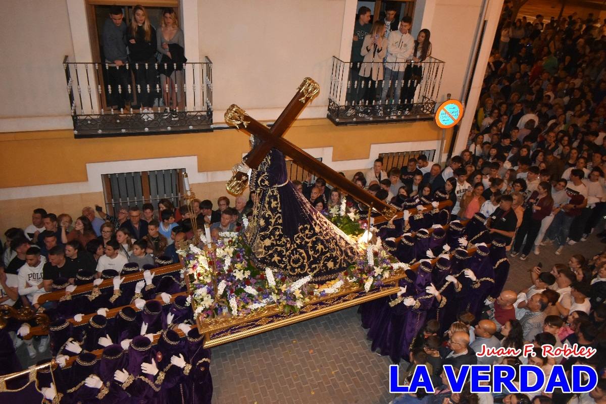La procesión de la Virgen de los Dolores llena de recogimiento el casco antiguo de Caravaca