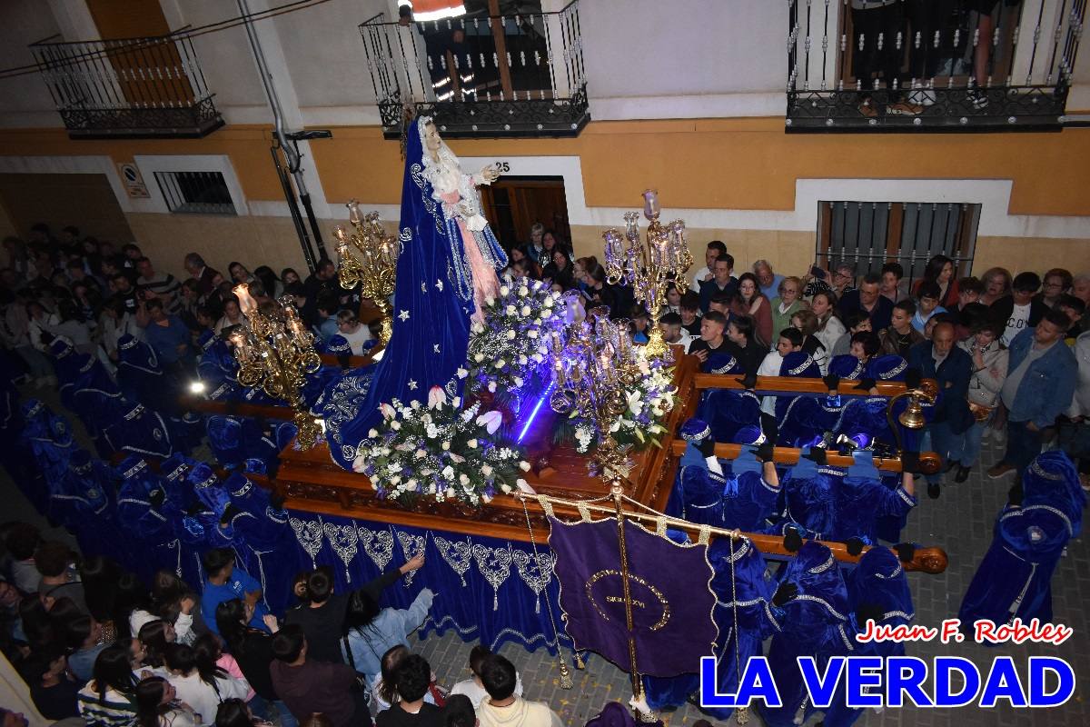 La procesión de la Virgen de los Dolores llena de recogimiento el casco antiguo de Caravaca