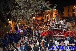 El encuentro entre la Virgen de los Dolores y el Señor del Prendimiento en la puerta de la iglesia de La Concepción con el Templete como testigo