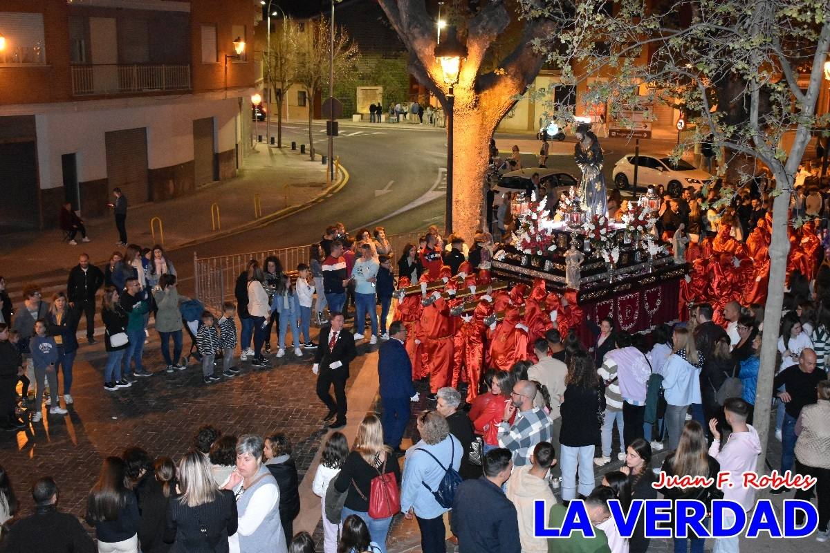 La procesión de la Virgen de los Dolores llena de recogimiento el casco antiguo de Caravaca