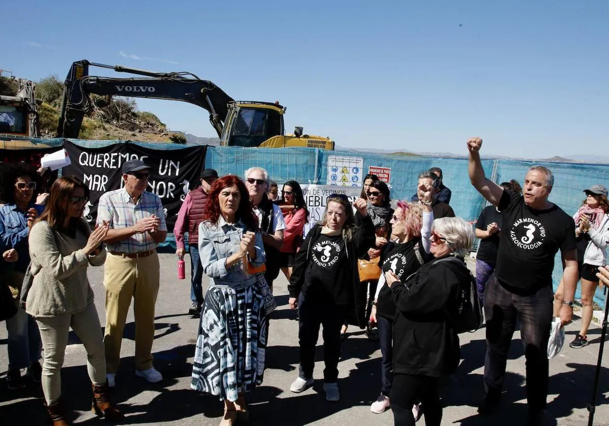 Protesta en La Manga contra el chalé en la Cala del Pino y las nuevas viviendas proyectadas junto al Mar Menor.