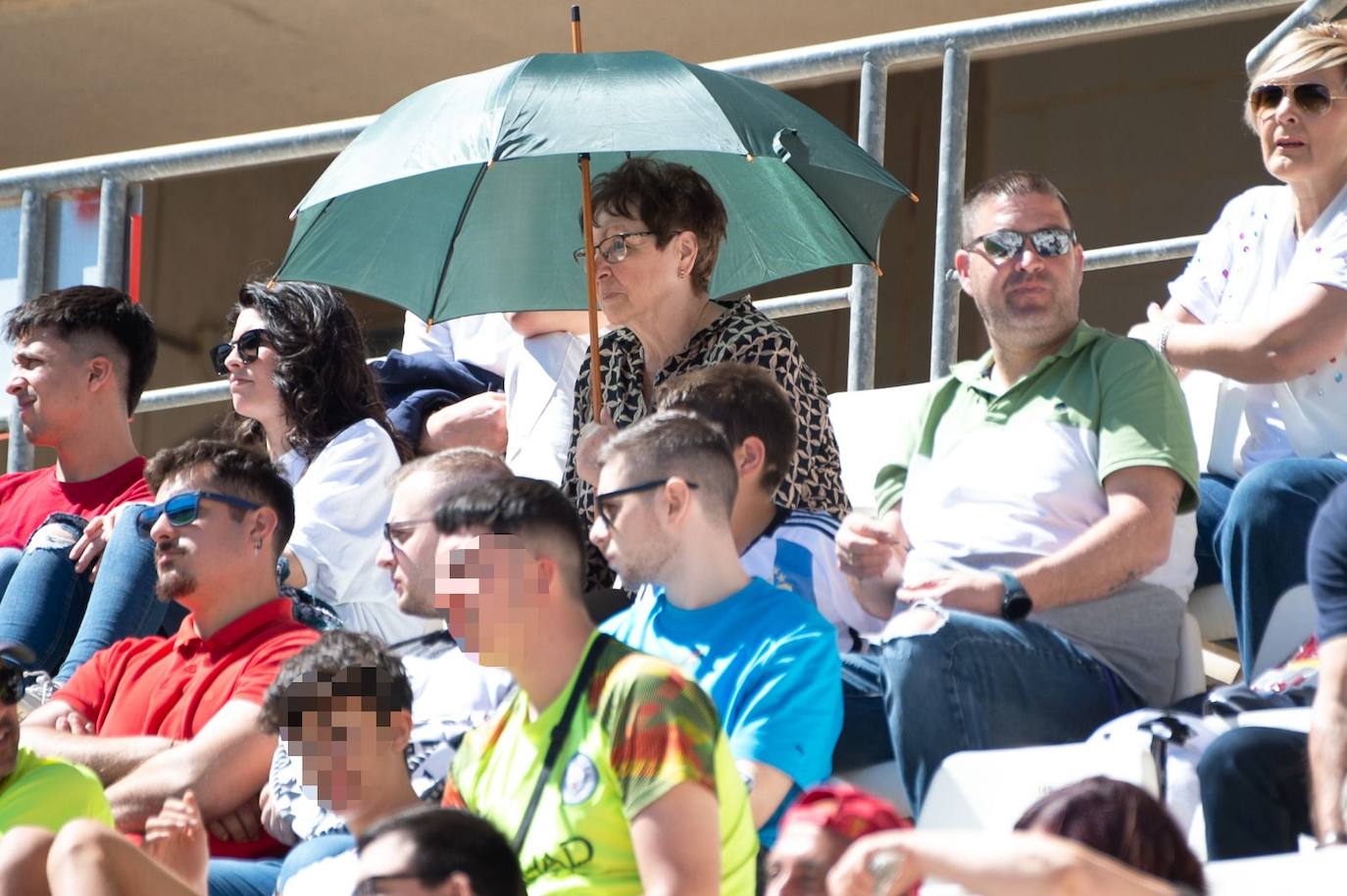 Búscate en las gradas del Enrique Roca en la victoria frente al Cornellá