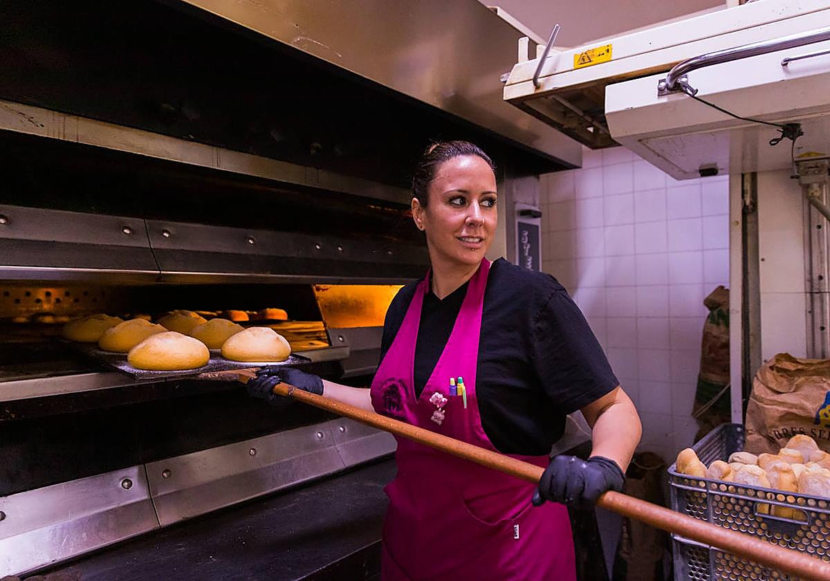 Así se hacen las famosas monas del Horno del Obispo