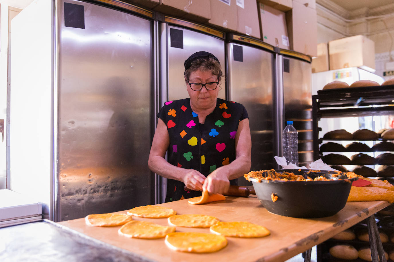 Así se hacen las famosas monas del Horno del Obispo