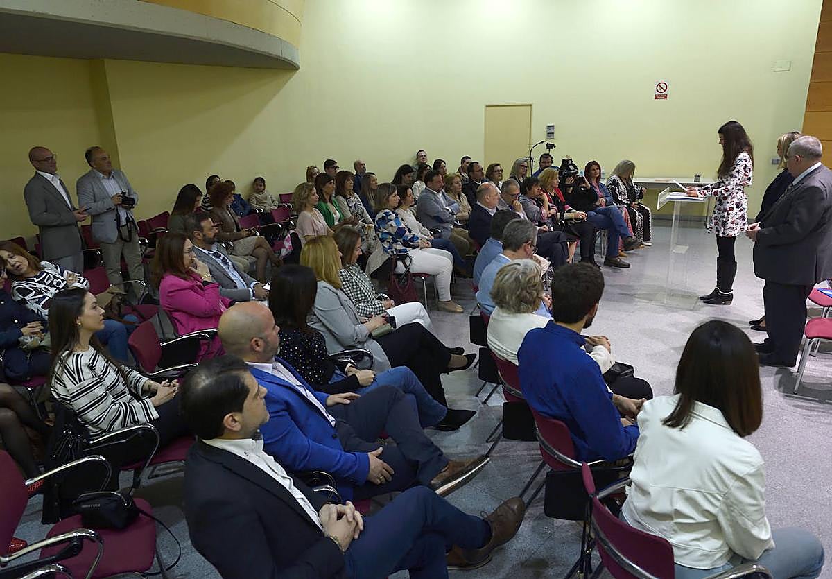 La directora general de Personas con Discapacidad, Miriam Pérez Albaladejo, se dirige a los representantes de las entidades de atención temprana en el encuentro celebrado en la Consejería de Política Social.