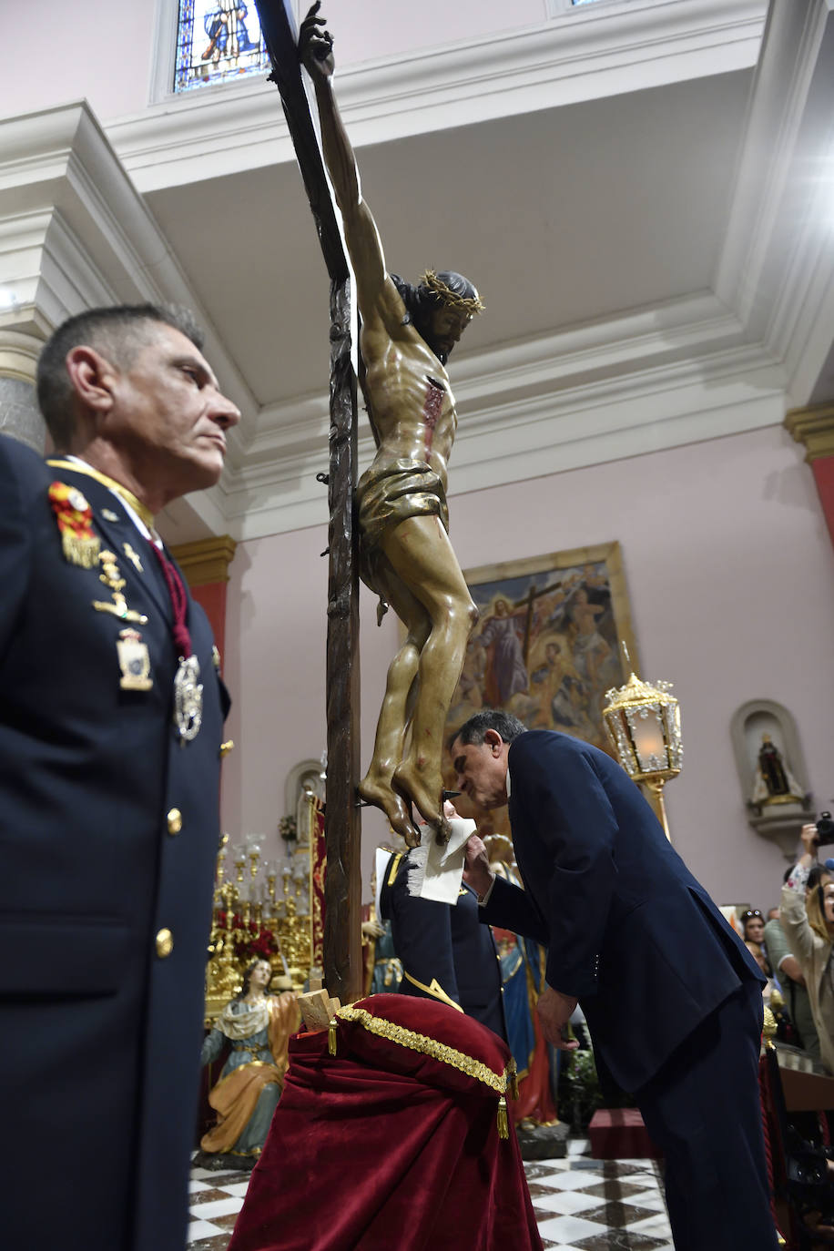 El besapié del Cristo del Perdón en Murcia, en imágenes