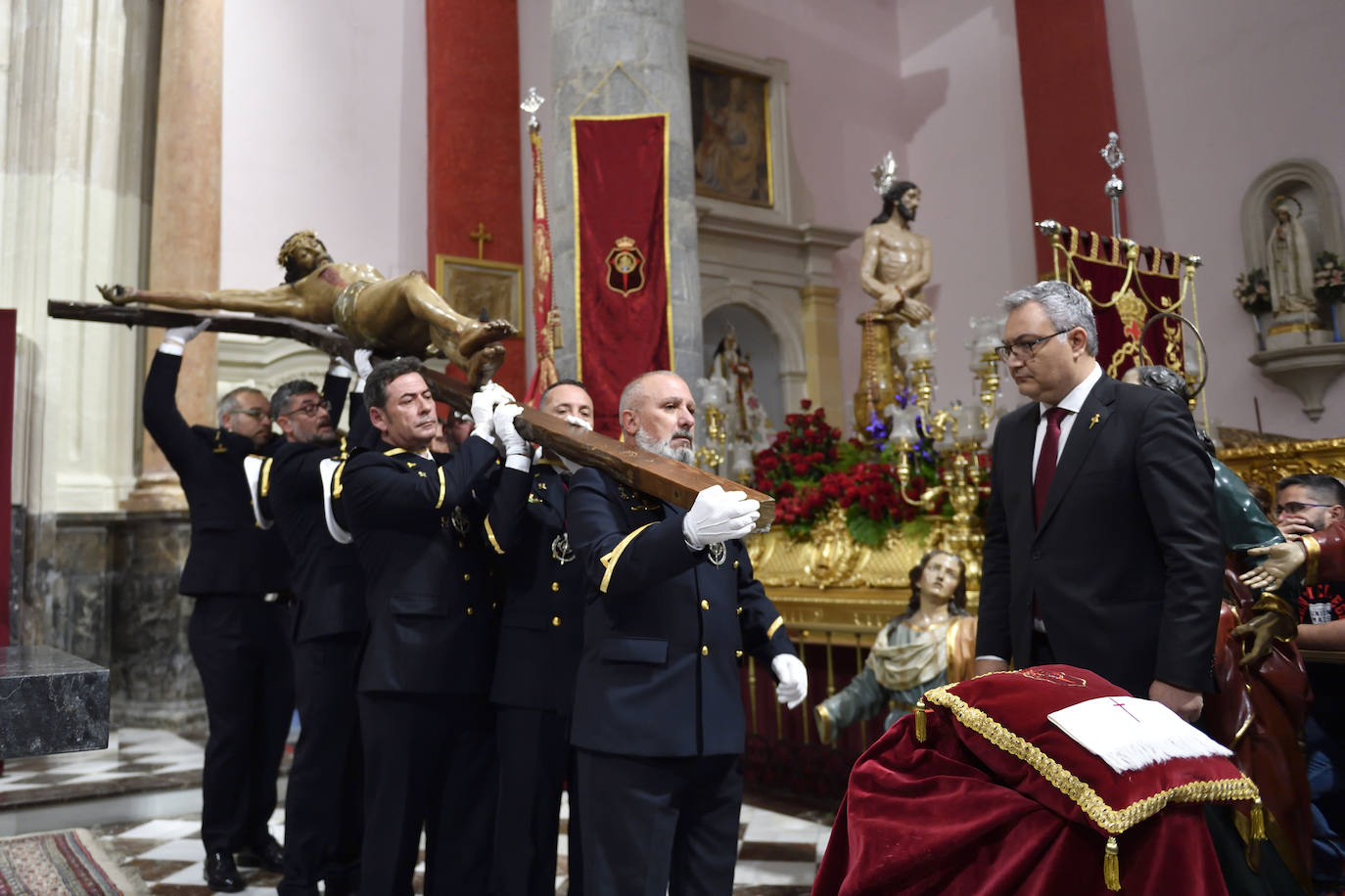 El besapié del Cristo del Perdón en Murcia, en imágenes