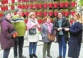 Joaquín Sánchez y Magdalena Sánchez Blesa (2d), junto a colaboradores de la asociación, paseando por el centro de Murcia.