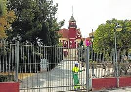 Un trabajador del servicio de parques y jardines cierra a su paso la puerta del entorno del Castillito, en marzo.