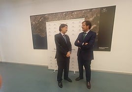 Fernando Muñoz conversa hoy con Pedro Pablo Hernández, en la sede del Puerto.