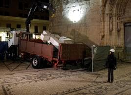 Un camión pluma retira la Cruz de los Caídos de Callosa en 2018.