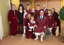 Doce miembros de la familia Melgarejo Cánovas, antes de la procesión del Lunes Santo.