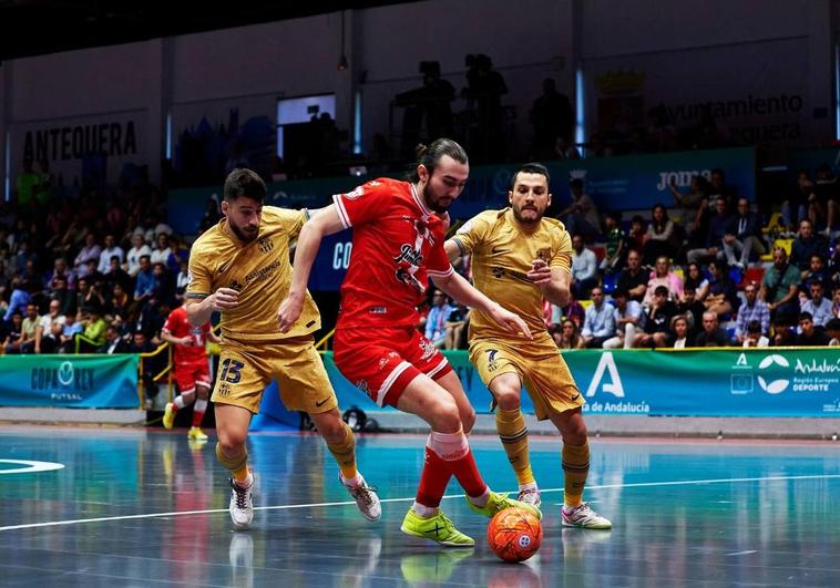 Javivi sale airoso de la presión de Catela (izda.) y Dyego, anoche, en la final de la Copa del Rey disputada en Antequera contra el Barcelona.