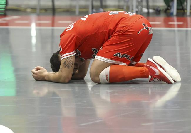 El pívot brasileño Waltinho se lamenta tras el pitido final, anoche, en Antequera.