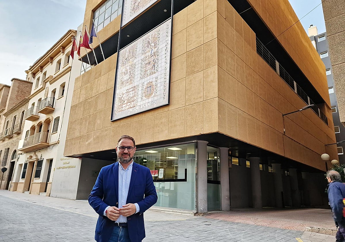 El alcalde ante el centro cultural que va a ser rehabilitado.