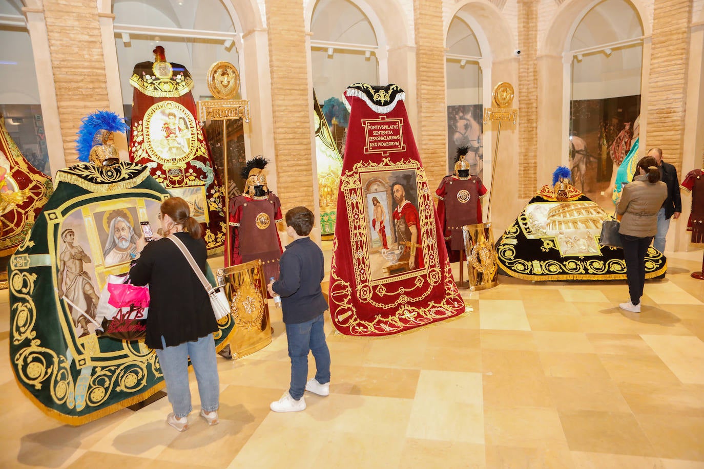 El Paso Azul de Lorca presenta sus nuevos bordados