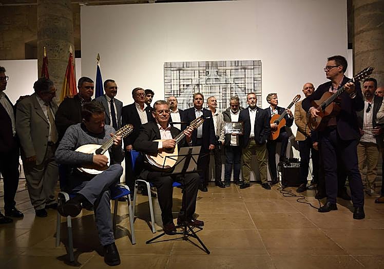 Integrantes de Los Parrandboleros actúan en la entrega de condecoraciones.