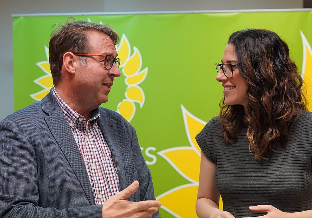 El candidato Israel Muñoz junto a la vicepresidenta valenciana Aitana Más.
