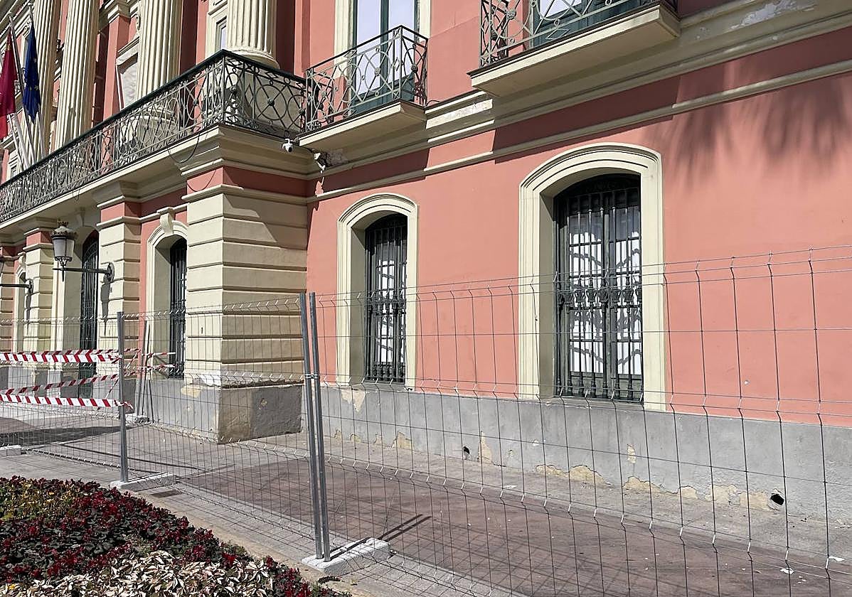 Parte de la Glorieta vallada ante los desprendimientos.