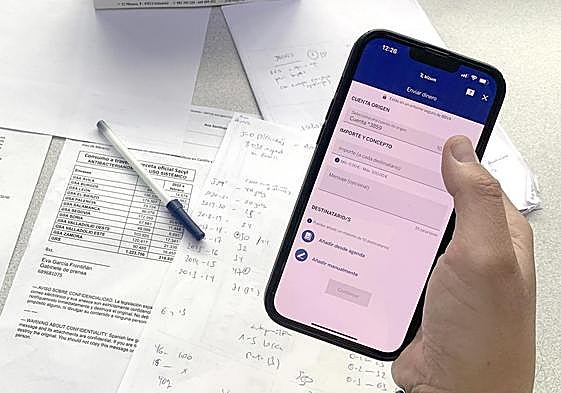 Un usuario realiza un pago por Bizum.