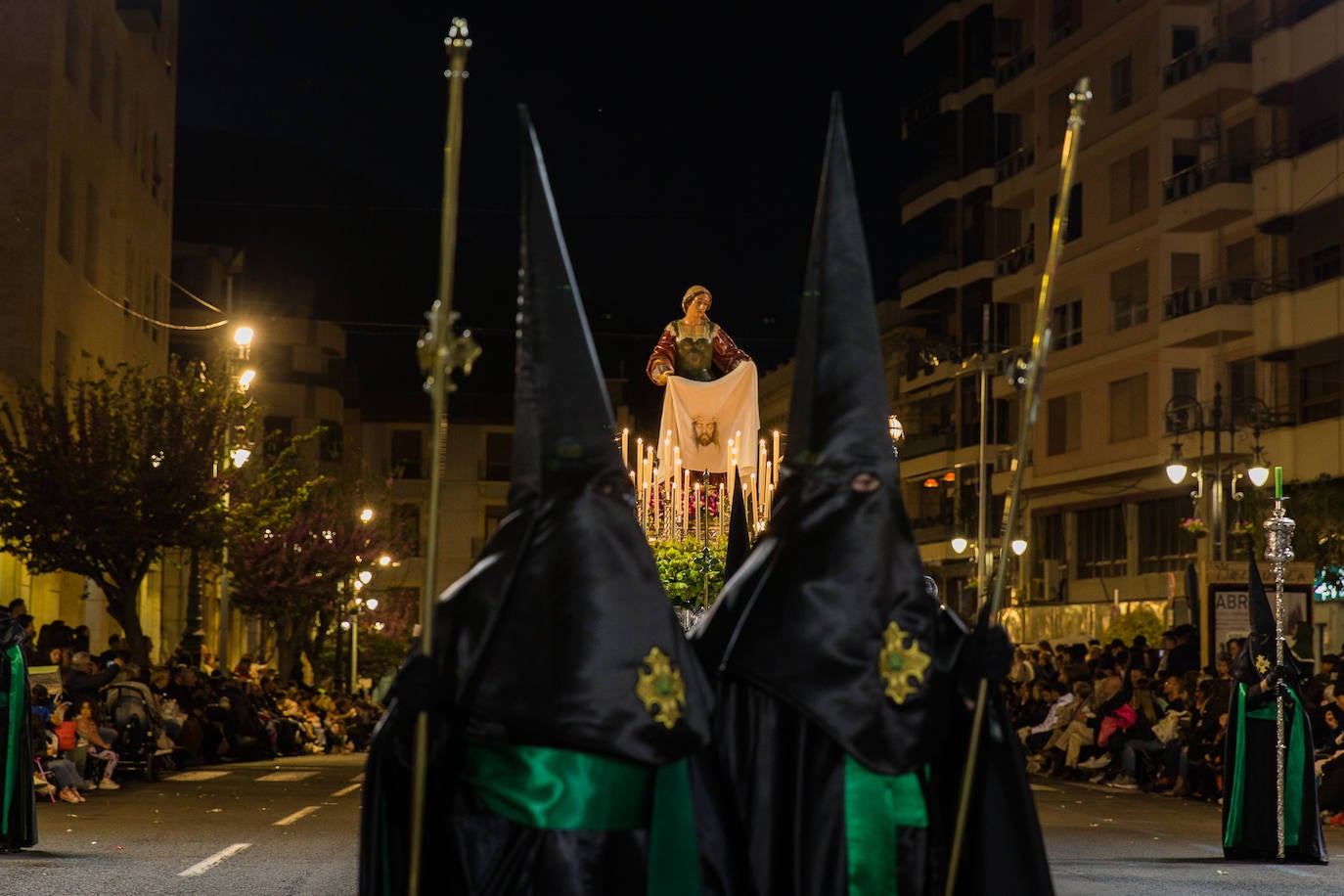 Junto al negro, los nazarenos de la Verónica lucen listas verdes y su capa y refajo