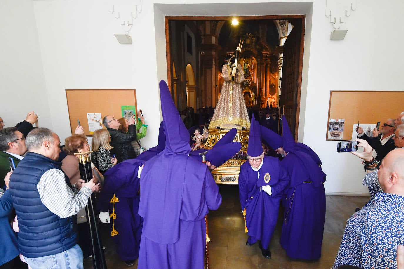 Multitudinario traslado de Nuestro Padre Jesús Nazareno