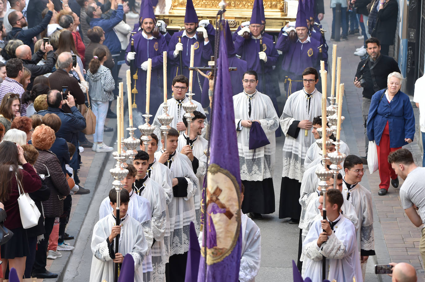 Multitudinario traslado de Nuestro Padre Jesús Nazareno