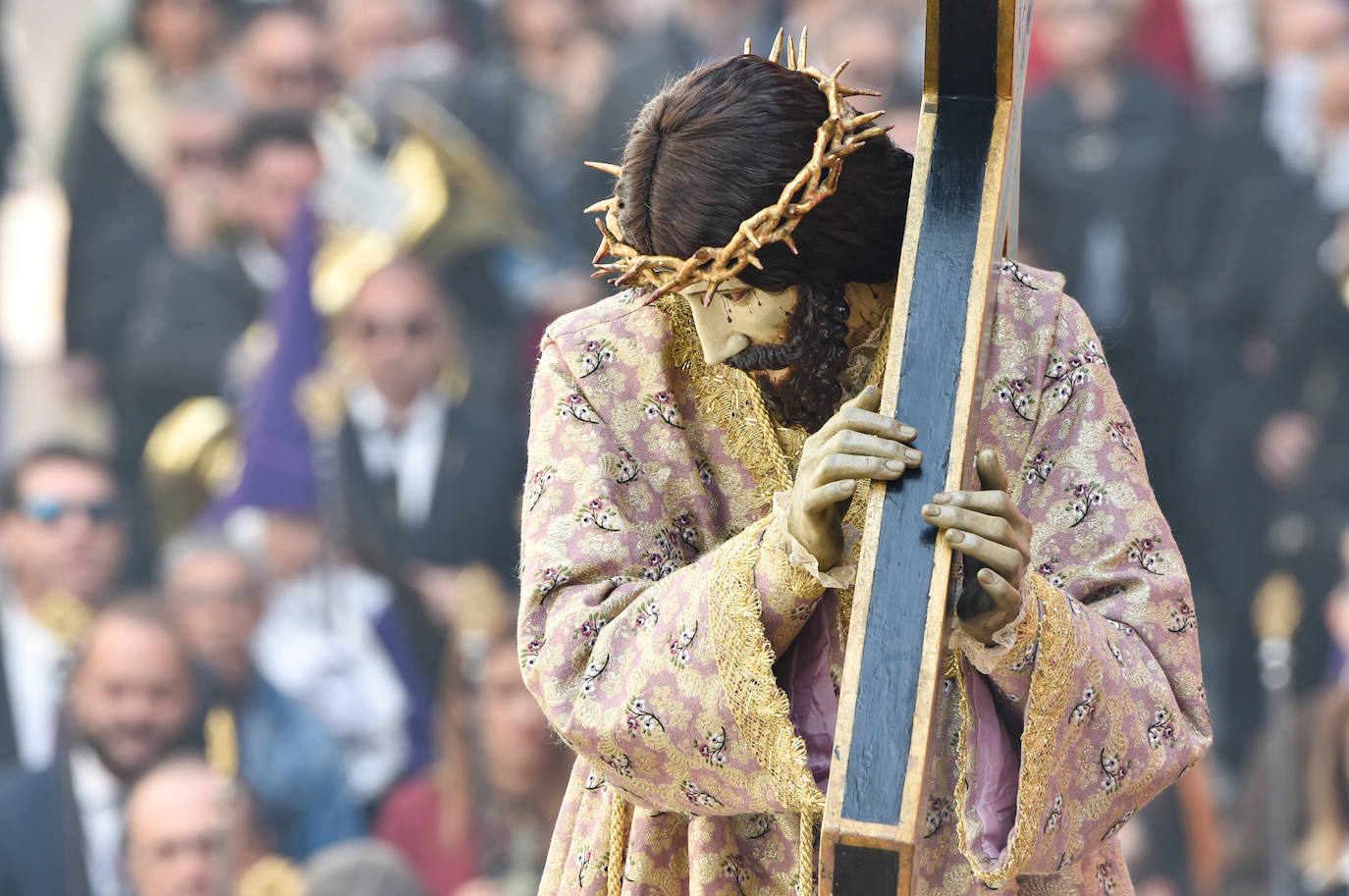 Multitudinario traslado de Nuestro Padre Jesús Nazareno