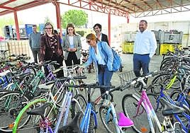 La entrega de las bicis recicladas se produjo en el ecoparque de San Ginés.