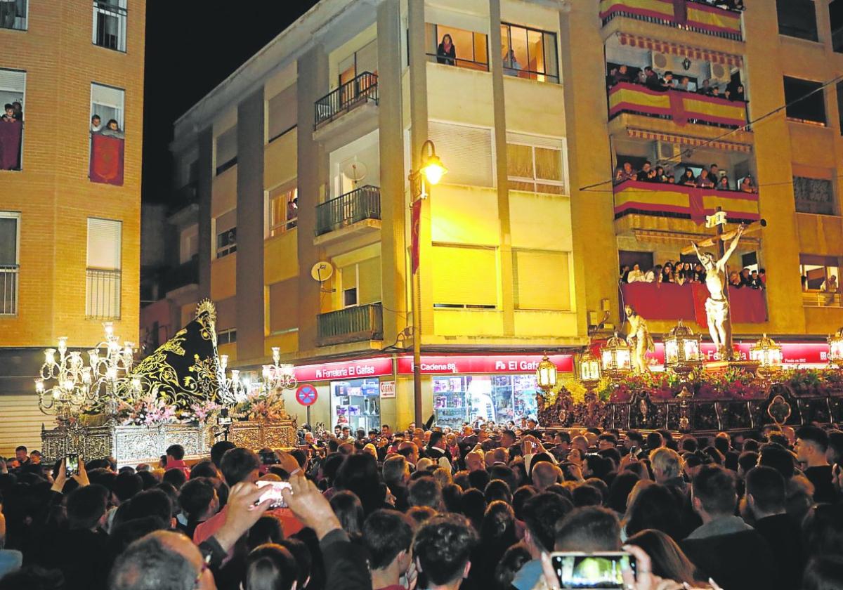 Las tres imágenes del Paso Encarnado frente a frente durante el encuentro en la plaza de la Estrella, anoche, ante miles de personas.
