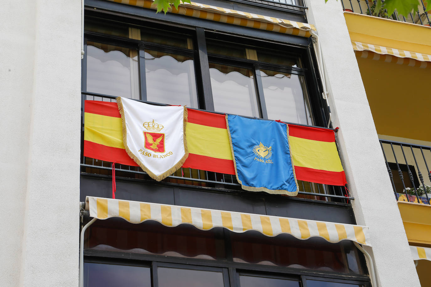 Comercios y balcones muestran una Lorca bicolor en Semana Santa