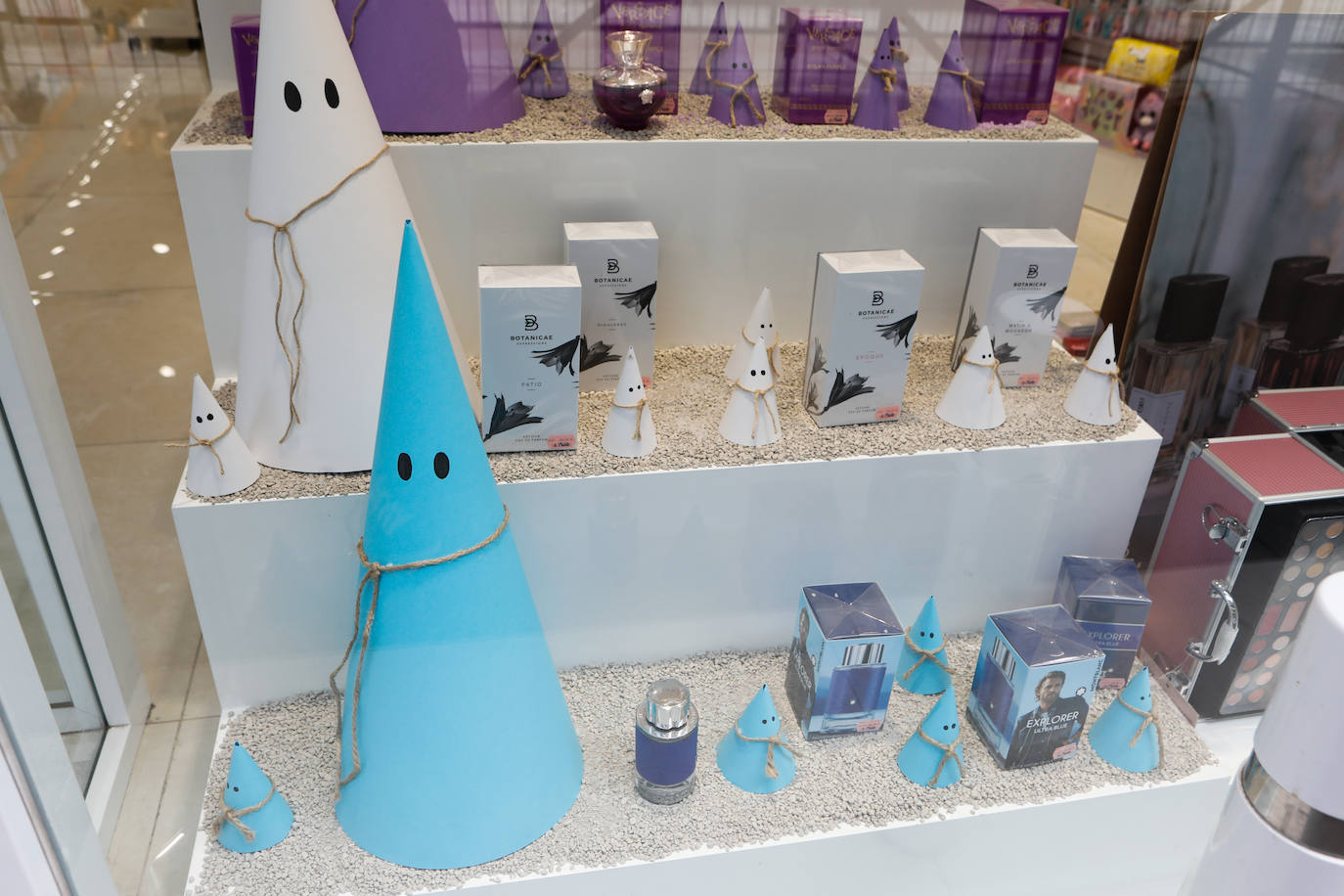 Comercios y balcones muestran una Lorca bicolor en Semana Santa