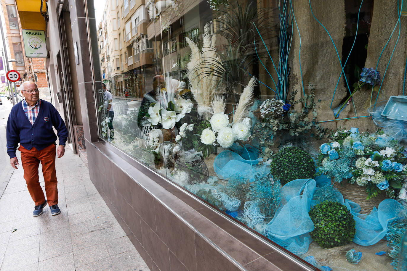 Comercios y balcones muestran una Lorca bicolor en Semana Santa