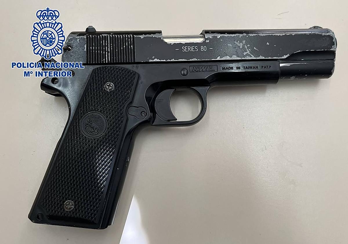 La pistola simulada que portaba uno de los implicados.