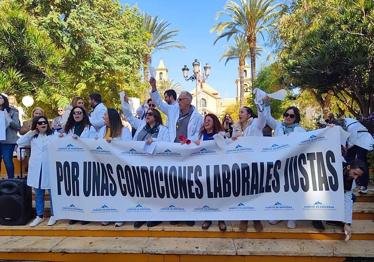 Protesta de trabajadores del hospital de Torrevieja.