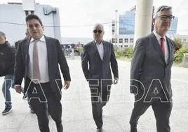 Ramón Luis Valcárcel (centro), a su llegada, este miércoles, a los juzgados.