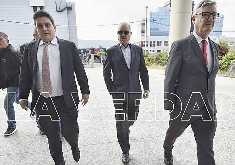 Ramón Luis Valcárcel (centro), a su llegada, este miércoles, a los juzgados.