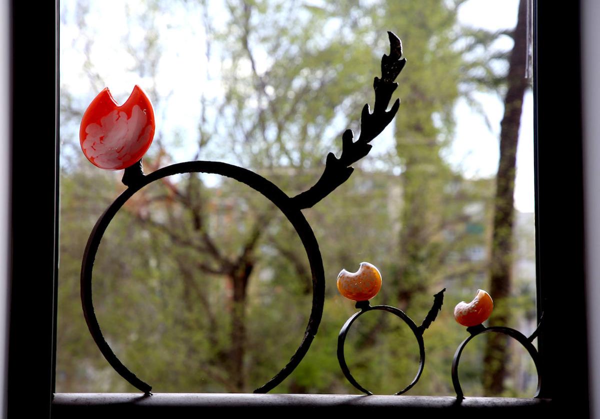 Tres gatos de cristal y metal en una ventana de la Cárcel Vieja.